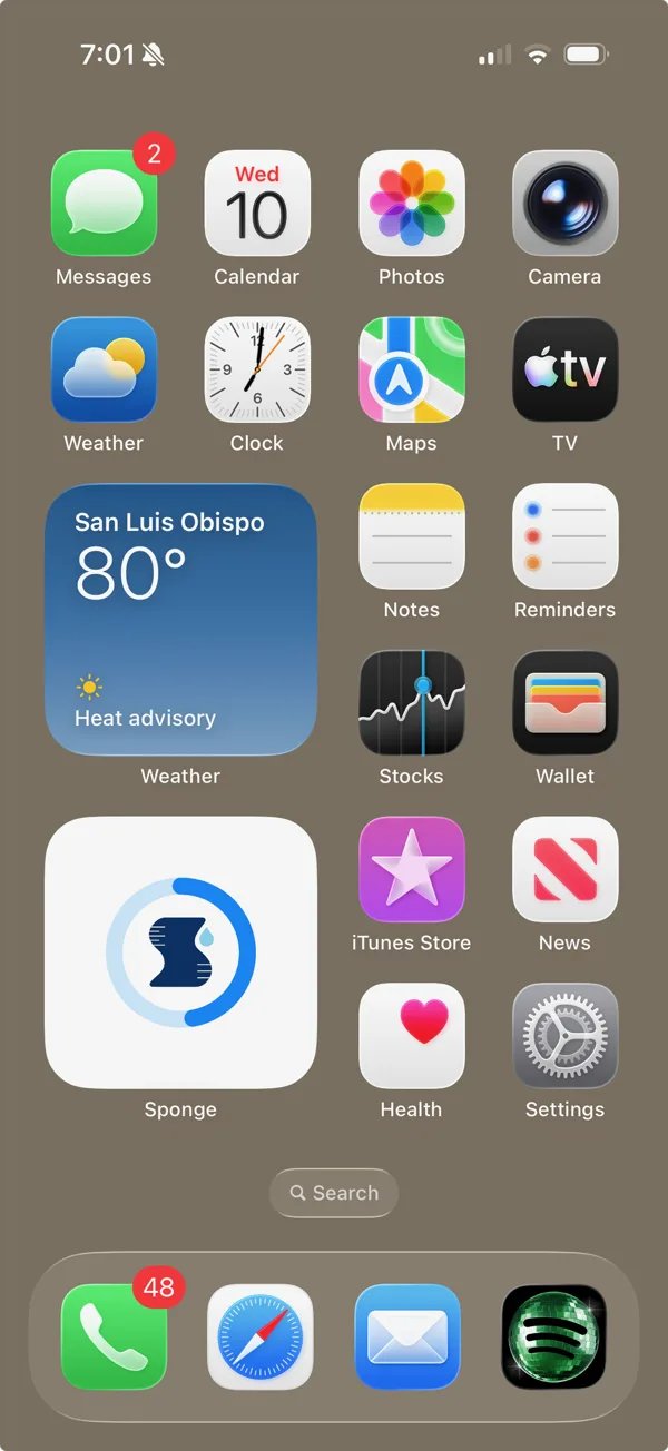 An iPhone home screen with the Sponge widget showing a part-filled hydration progress ring